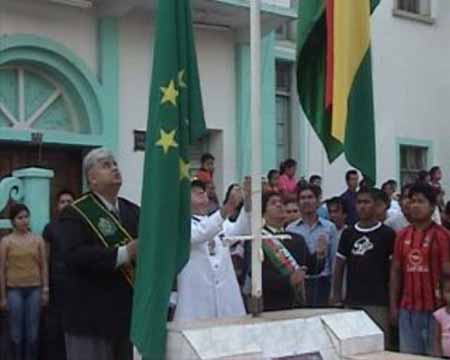 Agustin Vargas Rodolfo Ojopi y Freddy Meja izando las banderas