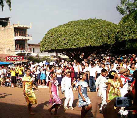 bailando en honor a la Virgen