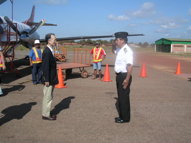 embajador recibiendo el parte militar