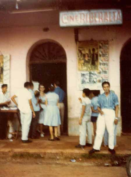 Foto del Cine Riberalta tomada por Judy Herr voluntaria del Cuerpo de Paz en 1965