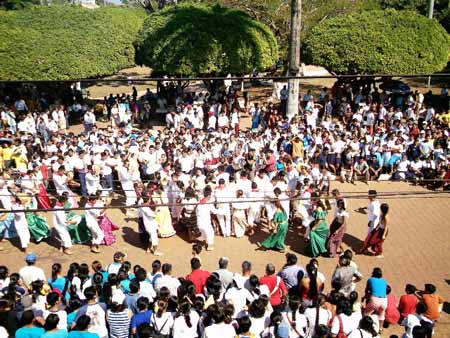 la plaza reunió a miles de personas