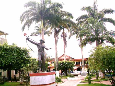 Plaza de Cobija con el monumento a Bruno Racua