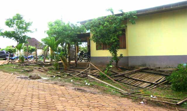 todo el cerco de madera fue destruido por la turba