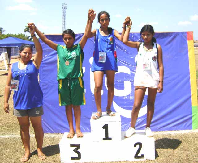 CAMPEONAS EN ATLETISMO  (LANZAMIENTO DE JABALINA     ) 640