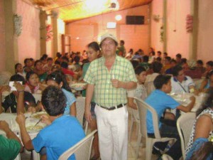 H. ALCALDE CON DELEGACIONES VISITANTES SUPERVISANDO LA ALIMENTACION QUE RECIBIAN 640