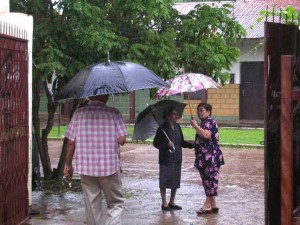 LA LLUVIA NO IMPIDIO ASISTENCIA DE VOTANTES