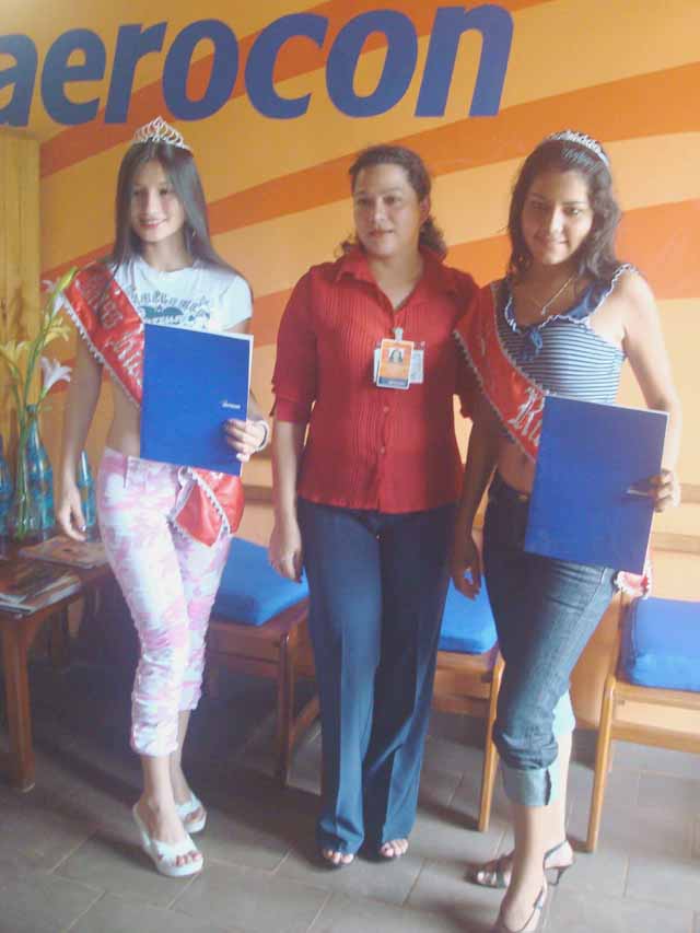 MISS RIBERALTA STEFANI PARADA Y SEÑORITA RIBERALTA DEBORA DESTRE CON LA REPRESENTANTE DE AEROCON SRA. HERMINA MARTINEZ SUBIRANA 640