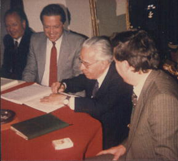 Victor Paz firma los decretos para afianzar la carretera Riberalta-La Paz
